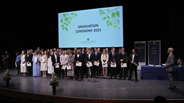 En grupp människor som står på toppen av en scen.