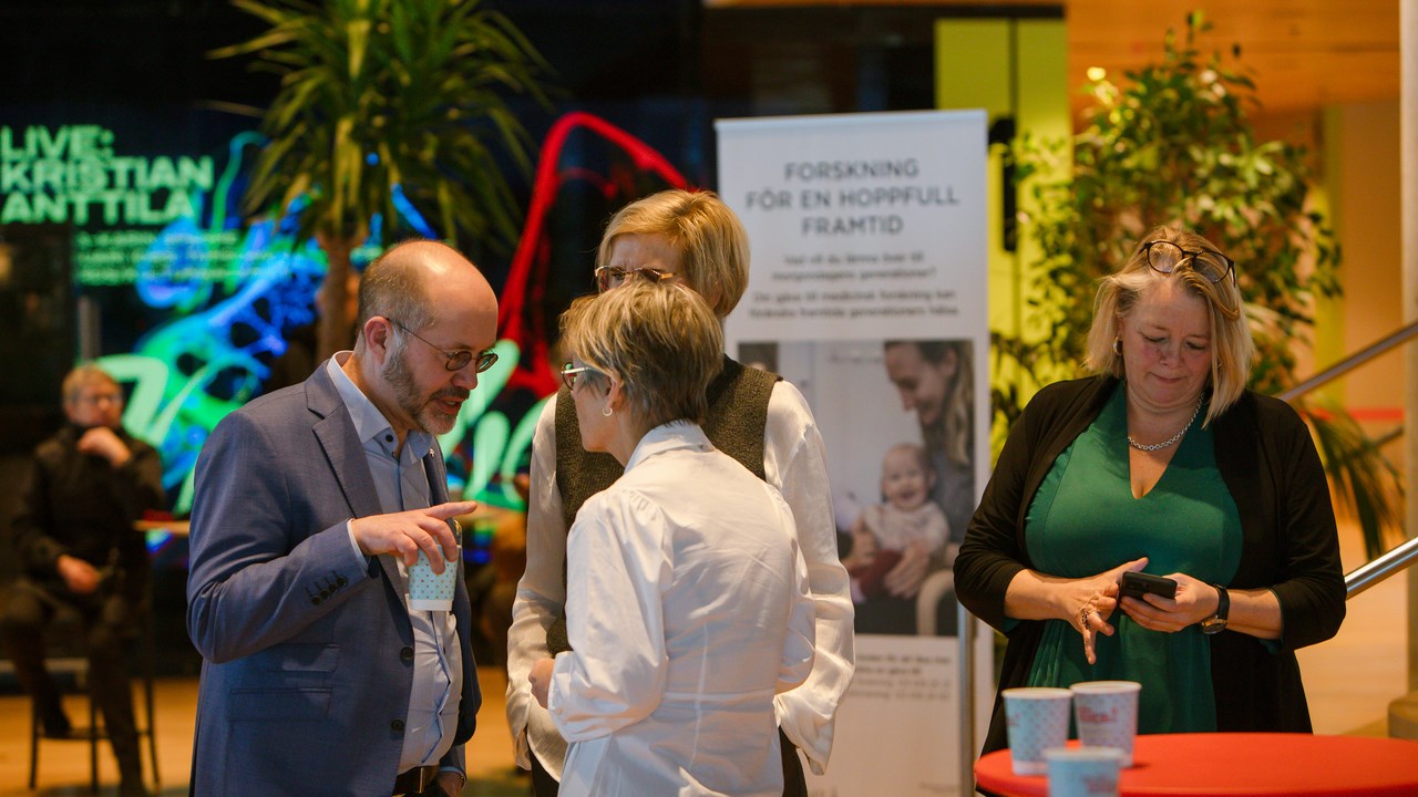 Fika efter en forskareVi bjuder på kunskap och fika. Populärvetenskapliga live-sända seminarier ger dig möjlighet att ta del av spännande medicinsk forskning.