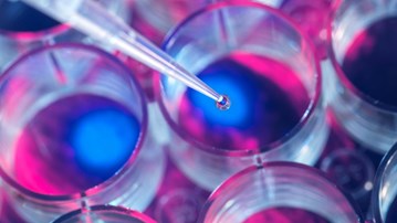 Bild på pipett som släpper droppe i provrör