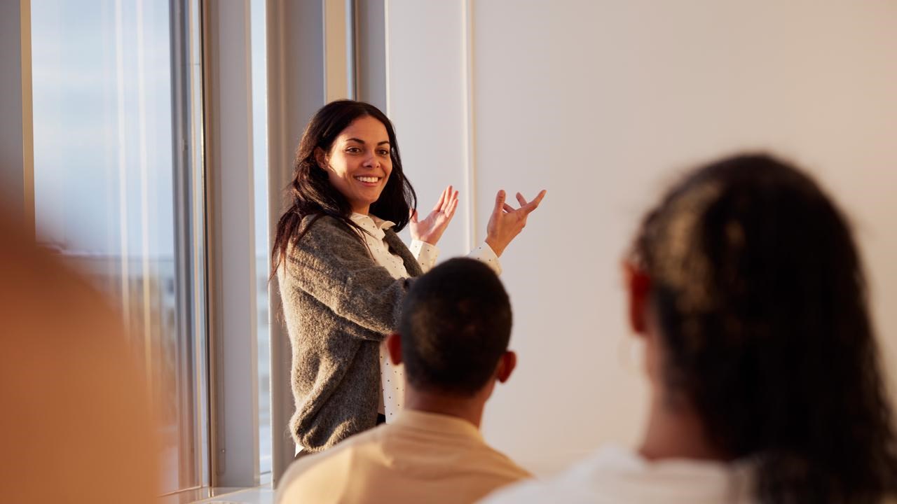 student som talar inför kurskamrater