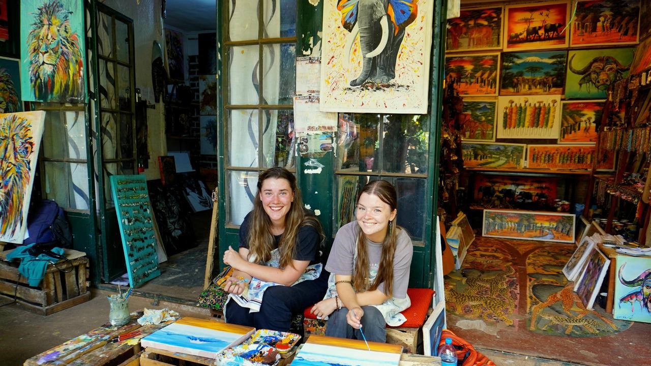 Alva Semneby Eklund och Signe Kero i Tanzania p&aring; MFS h&ouml;sten 2025.