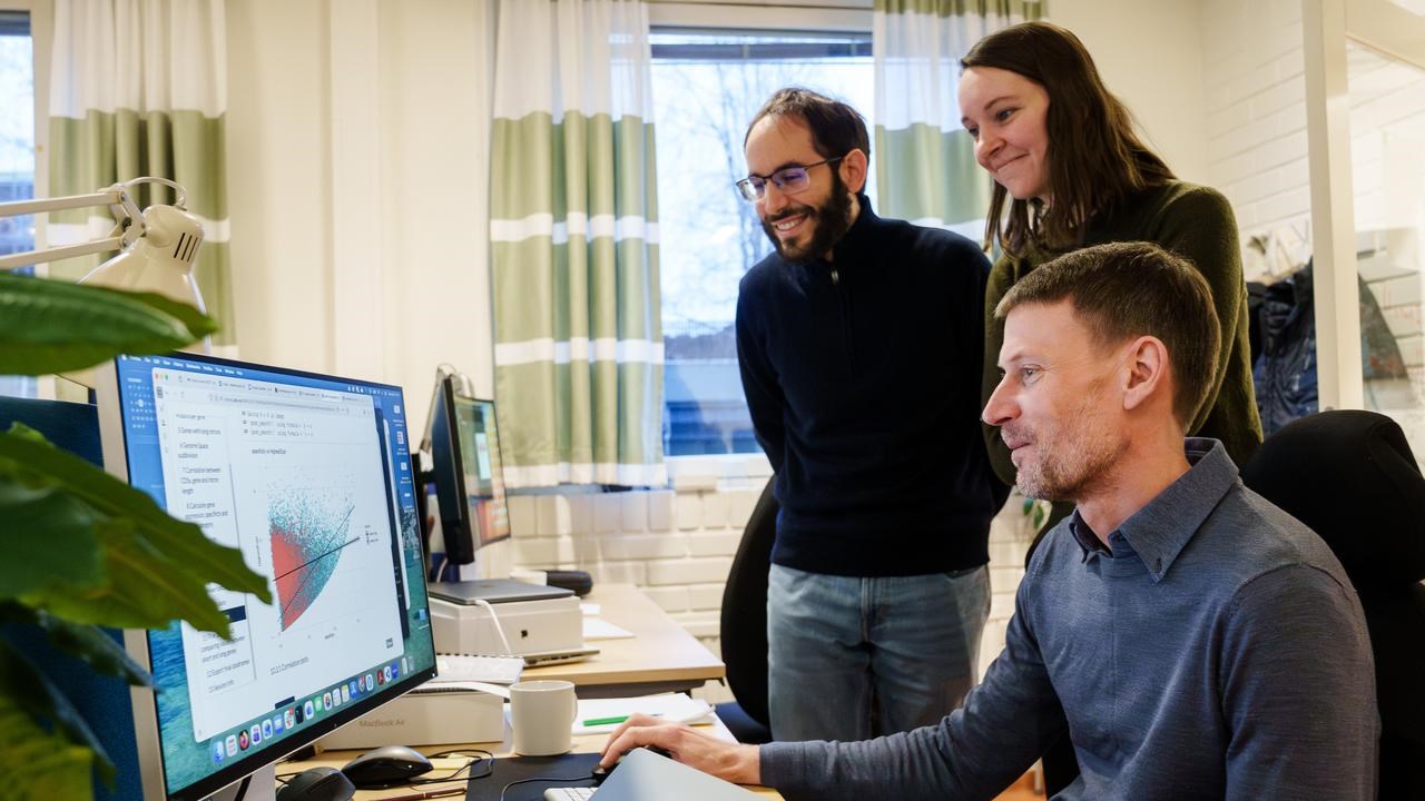 Bild på Nathaniel Street i datorlabbet med medarbetarna Edoardo Piombo och Elena van Zalen.