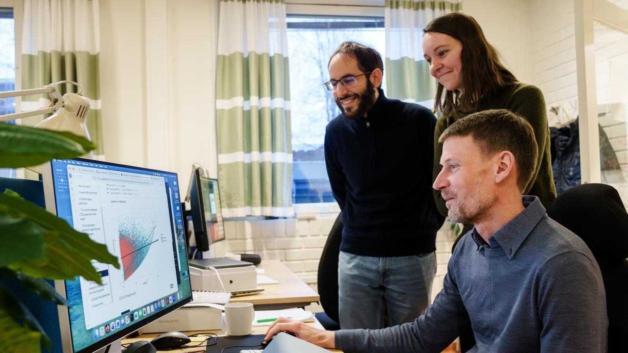 Bild på Nathaniel Street i datorlabbet med medarbetarna Edoardo Piombo och Elena van Zalen.