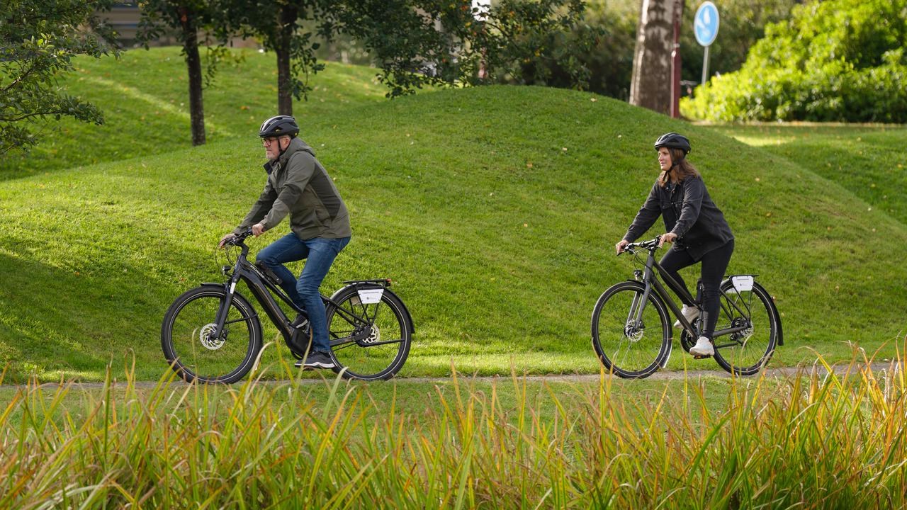 Två personer som cyklar