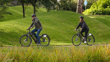 Två personer som cyklar.