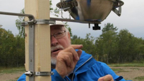 Terry Bidleman vid en luftprovtagare.