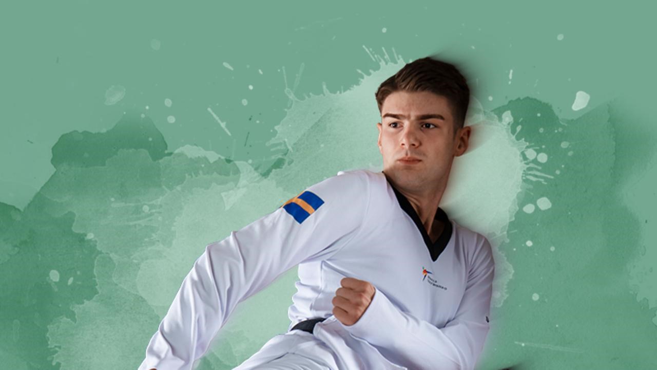 En man som utövar takewondo