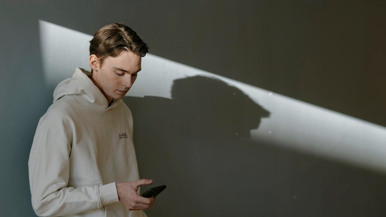 Studenten Hugo pluggar med dator och anteckningsblock.