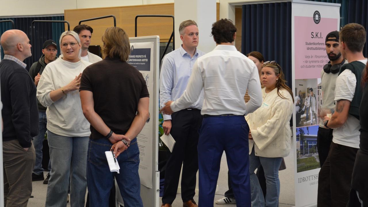 Studenter presenterade sina examensarbeten genom en posterutställning.