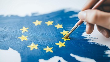 En person målar en EU-flagga.
