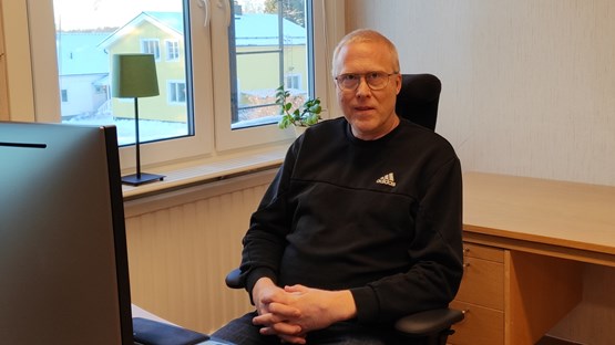 Patrik Marklund vid sitt skrivbord