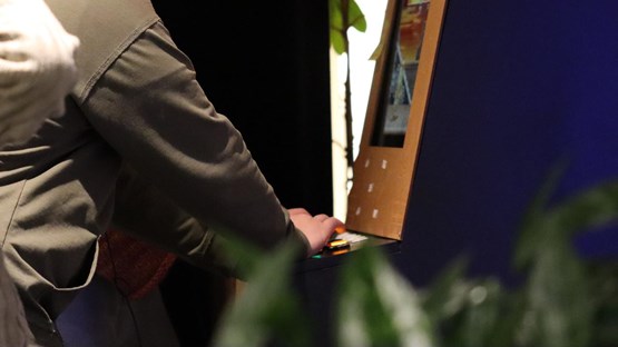 En man och en kvinna som spelar ett videospel.