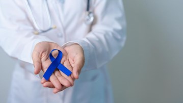 Ett blått band som symboliserar tarmcancer