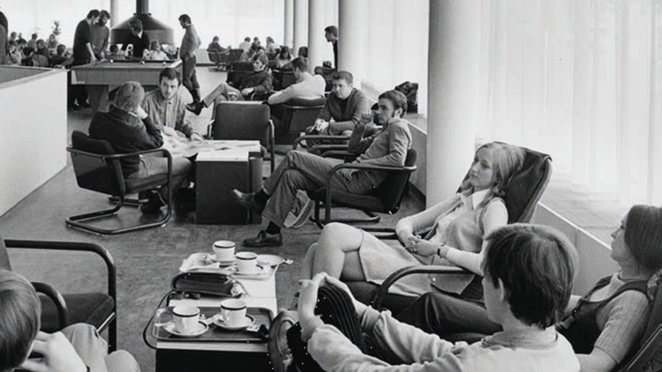 Ett svartvitt foto av människor som sitter i stolar.