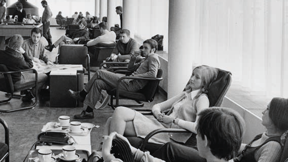 Ett svartvitt foto av människor som sitter i stolar.