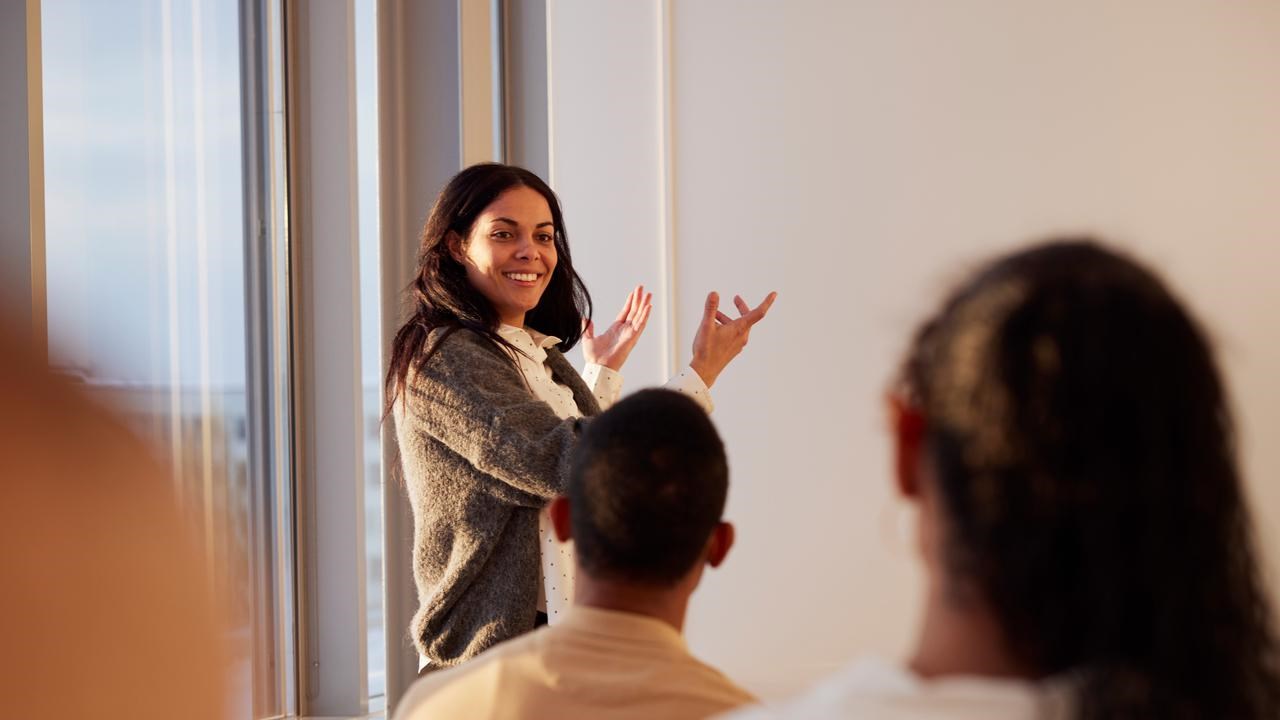 student som talar inför kurskamrater