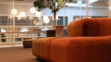 Miljöbild från nyrenoverade Tysta ytan på Universitetsbiblioteket.