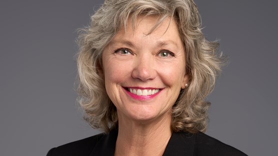 Porträttbild på leende professor Kim Orth