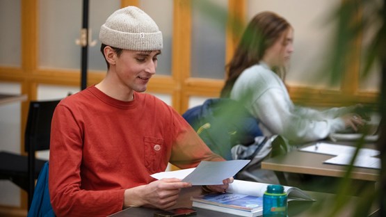 Studenter grupparbetar i MIT-huset