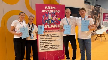 En grupp människor som står bredvid en skylt.