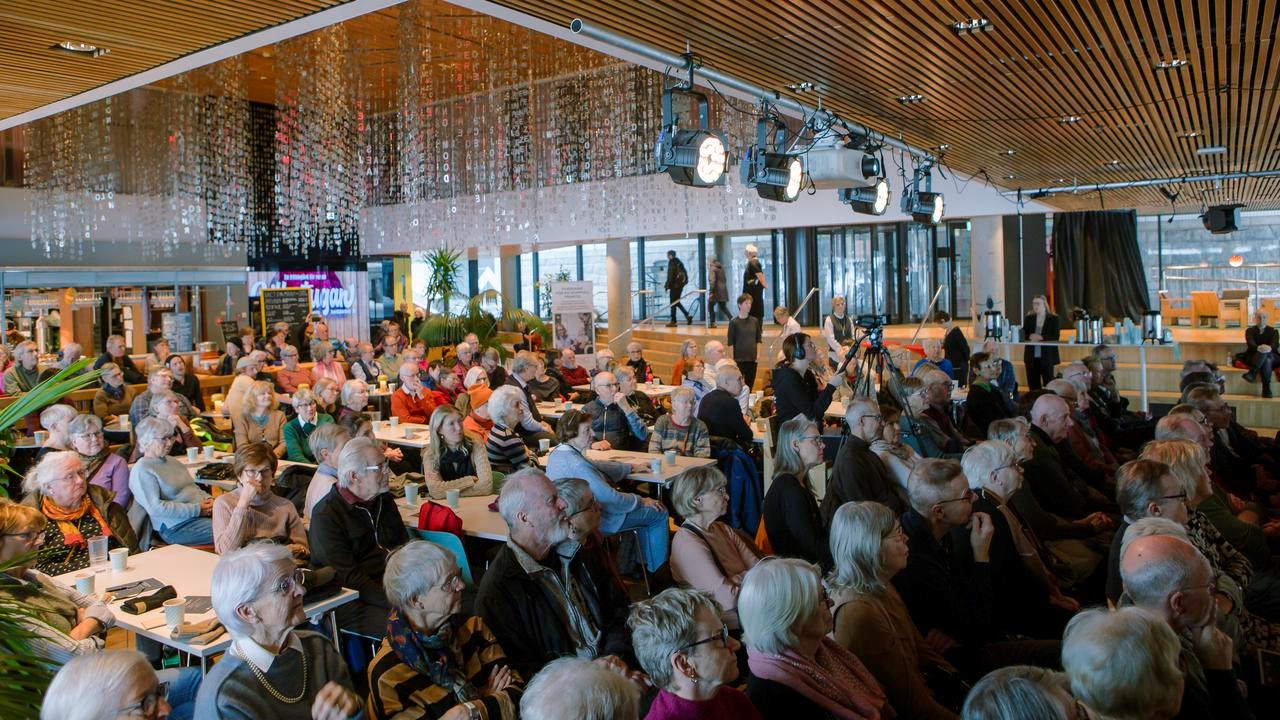 Fika efter en forskareVi bjuder på kunskap och fika. Populärvetenskapliga live-sända seminarier ger dig möjlighet att ta del av spännande medicinsk forskning.