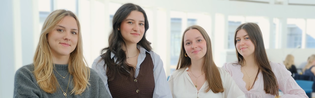 Fyra utbytesstudenter från UVSQ som står bredvid varandra.