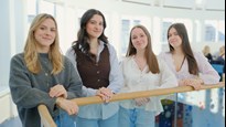 Fyra utbytesstudenter från UVSQ som står bredvid varandra.