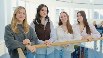 Fyra utbytesstudenter från UVSQ som står bredvid varandra.