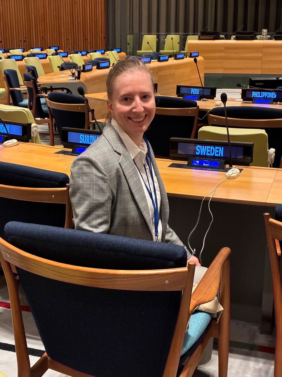 Klara Halldin sitter inne på FN på Sveriges plats. 