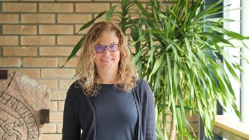 Lacey Okonski. Växt i bakgruden.