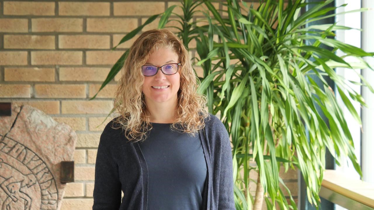 Lacey Okonski. V&auml;xt i bakgruden.