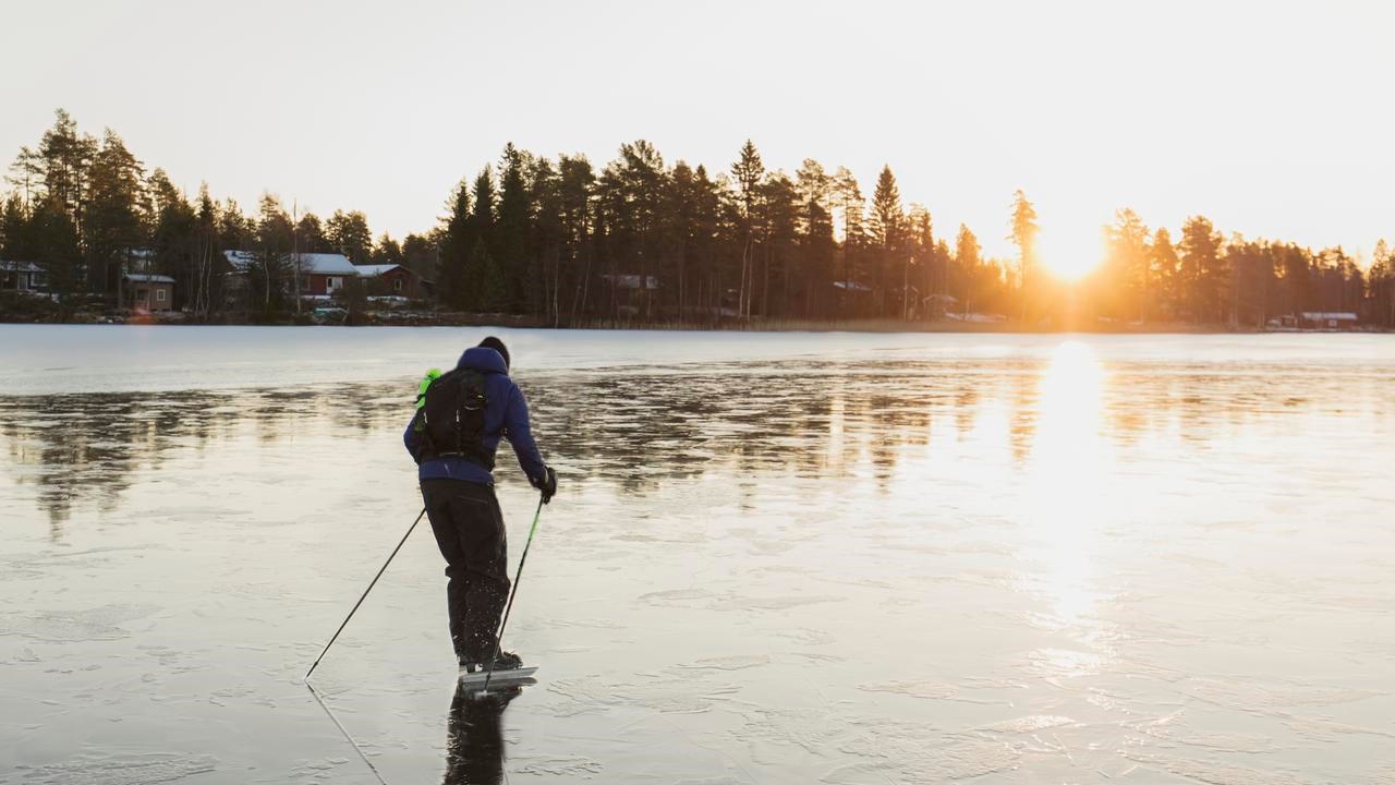 Långfärdsskridskor i solnedgång