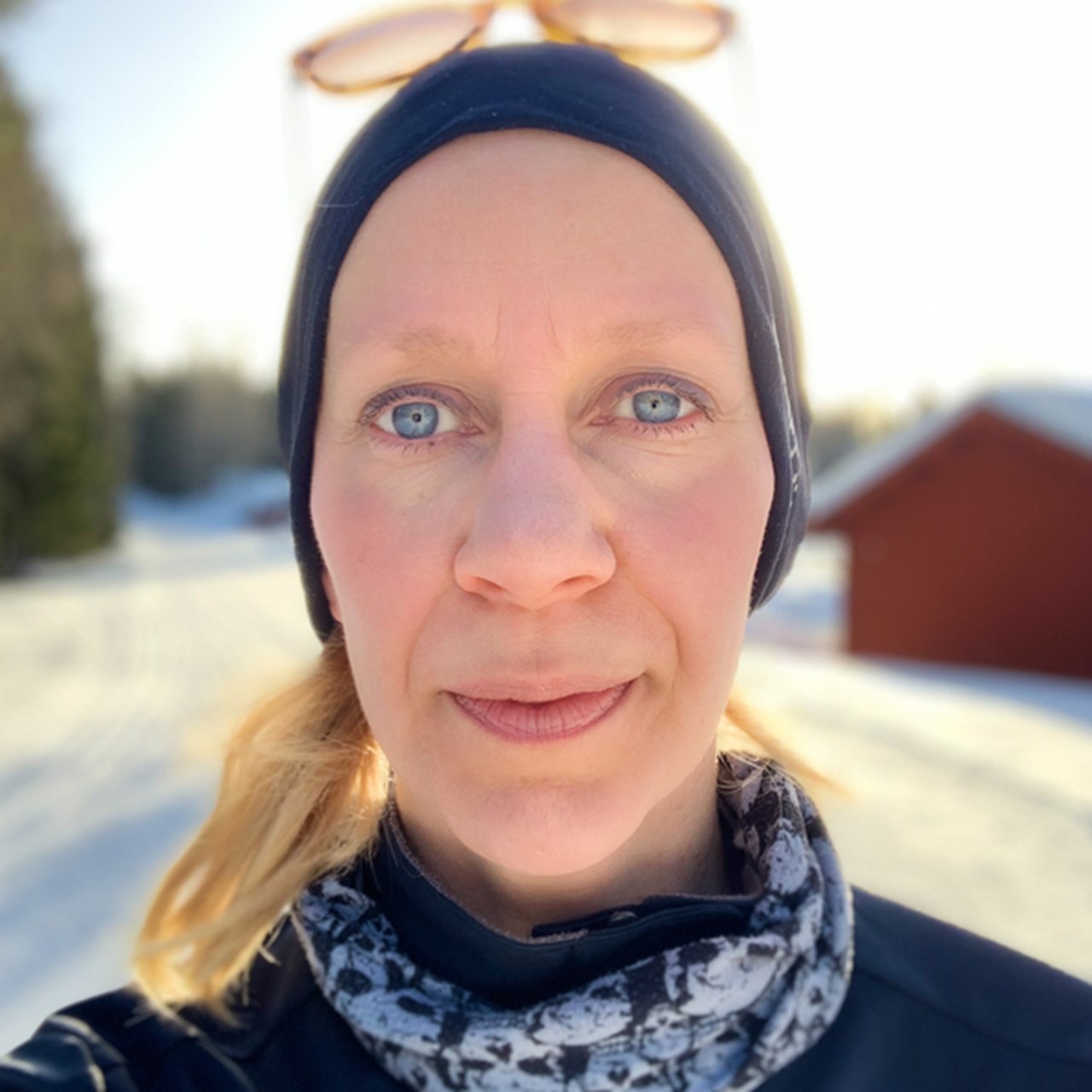 Hanna Söderlund utomhus, snö i bakgrunden.
