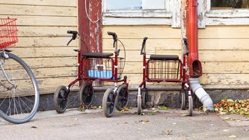 Två stycken parkerade rullatorer.