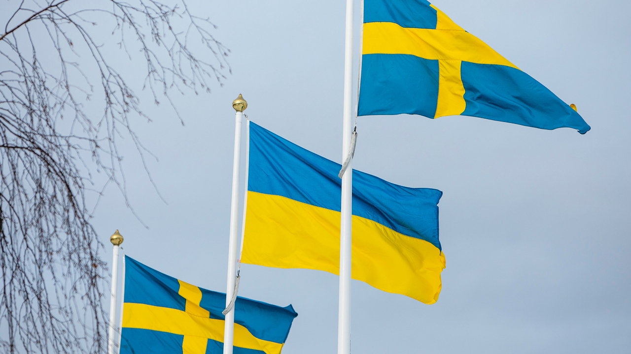 Svenska flaggor och ukrainsk flagga hissade p&aring; campus.