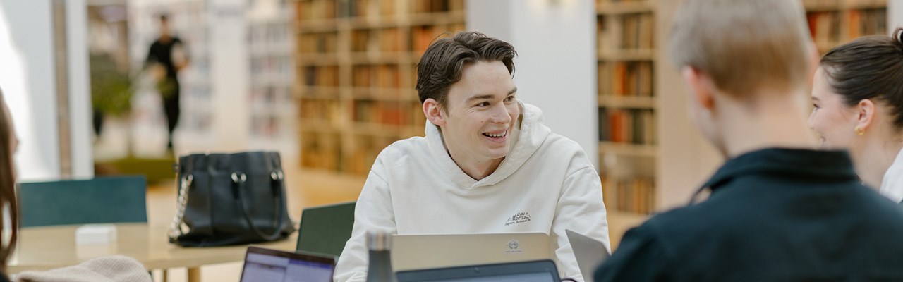 Bild på Hugo som pluggar på Umeå universitet