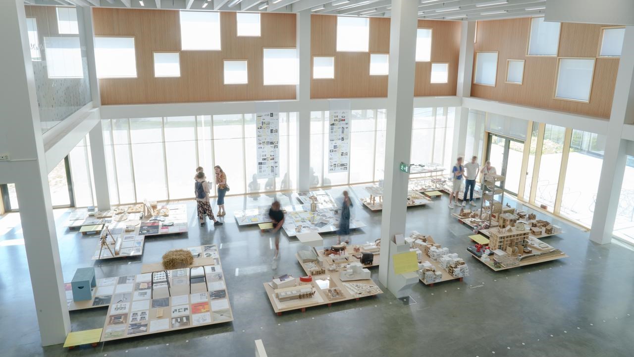 UMA 2023 SlututställningI arkitekthögskolans slututställning visas alla studenters arbeten från det femåriga arkitektprogrammet, med särskilt fokus på avgångseleverna i årskurs fem. Vi önskar alla varmt välkomna att ta del av utställningen och se vad studenterna arbetar med.