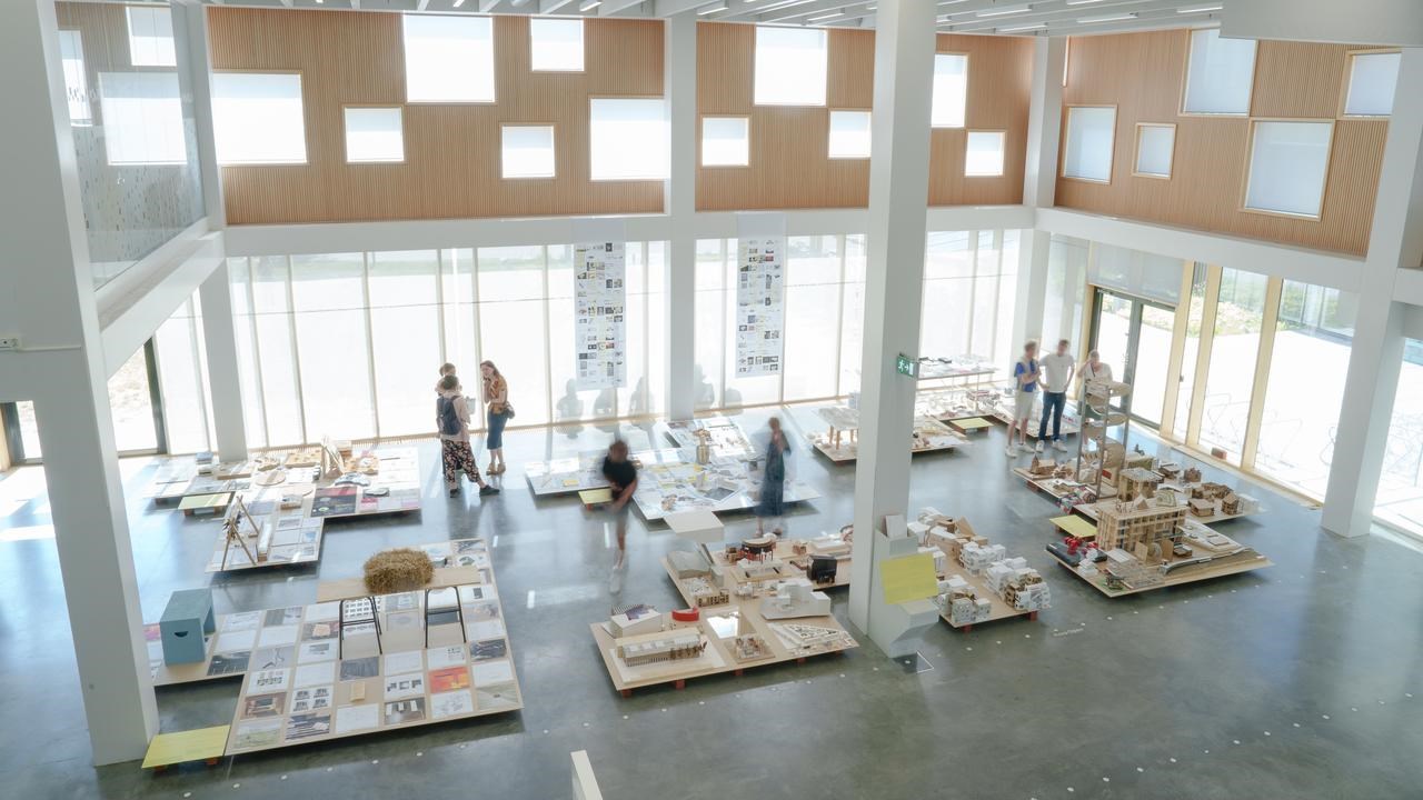 UMA 2023 SlututställningI arkitekthögskolans slututställning visas alla studenters arbeten från det femåriga arkitektprogrammet, med särskilt fokus på avgångseleverna i årskurs fem. Vi önskar alla varmt välkomna att ta del av utställningen och se vad studenterna arbetar med.