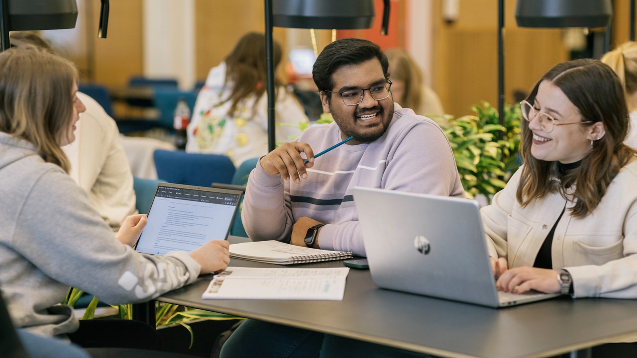 Internationella studenter studerar i Humanisthuset