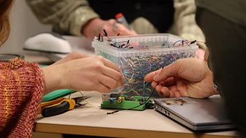 En grupp människor som arbetar med ett projekt.