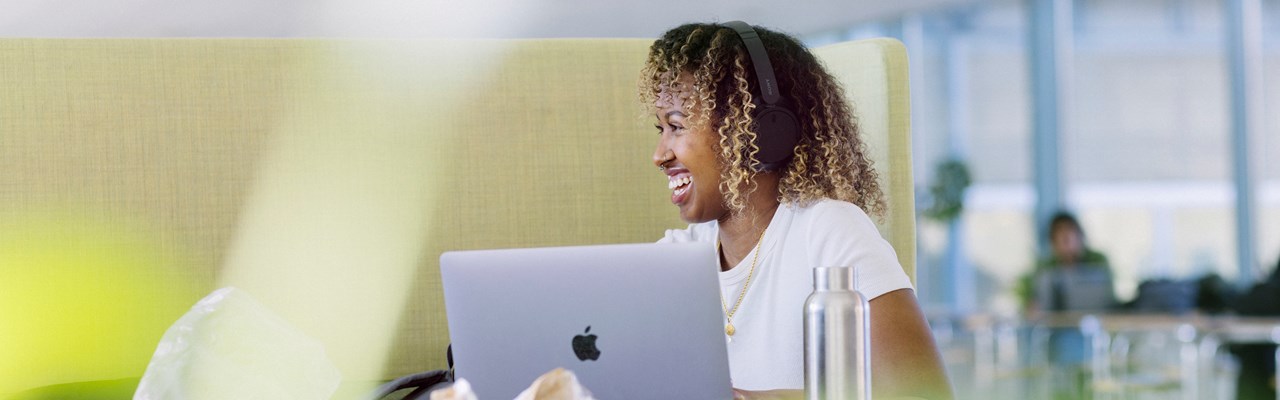 Student pluggar i studieyta