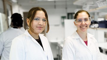 två kemistudenter i labb