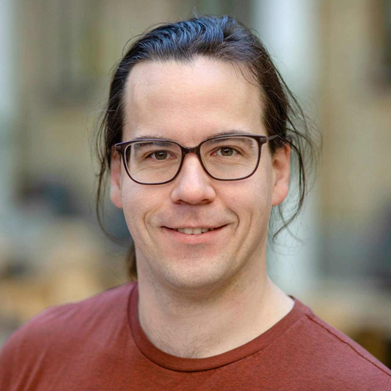 Porträtt bild av Johan Henriksson, gruppledare vid The Laboratory for Molecular Infection Medicine Sweden (MIMS)