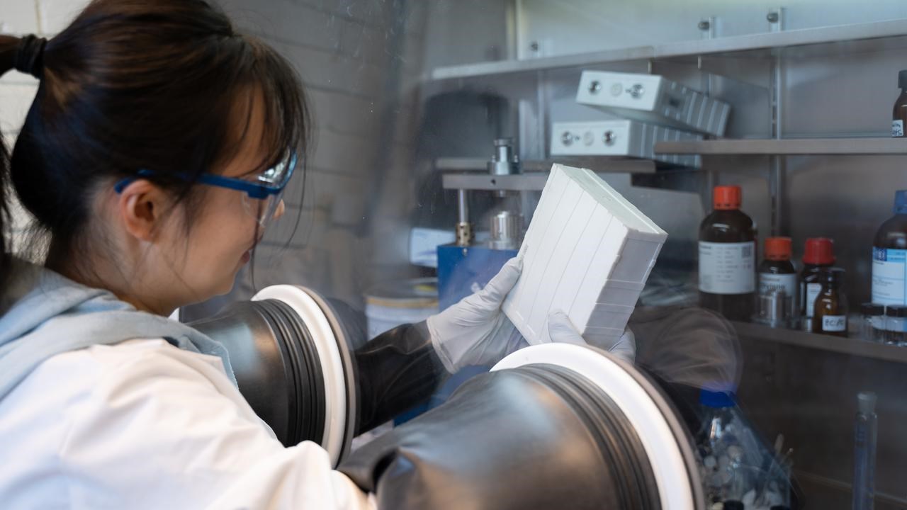 xiaojing Xu analysing battery cells