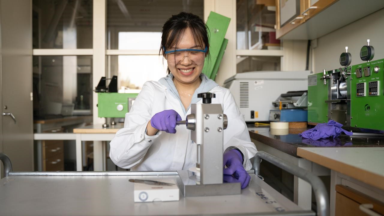 xiaojing Xu working in the lab