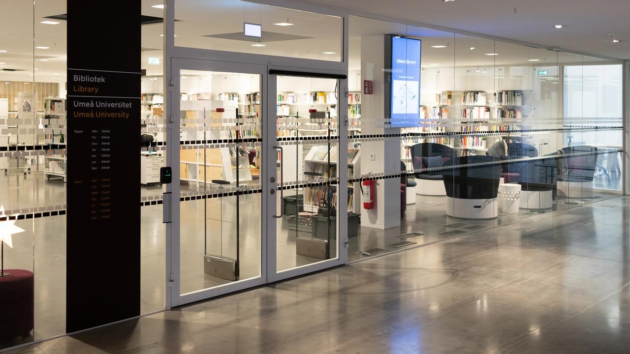 Entrén till biblioteket på konstnärligt campus.