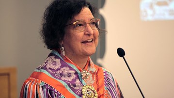 Person håller framförande