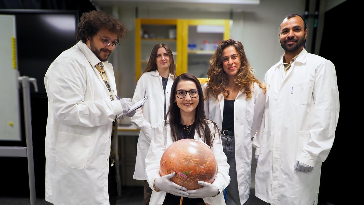 Life at the limits: Meet the lab that hunts for life on Mars