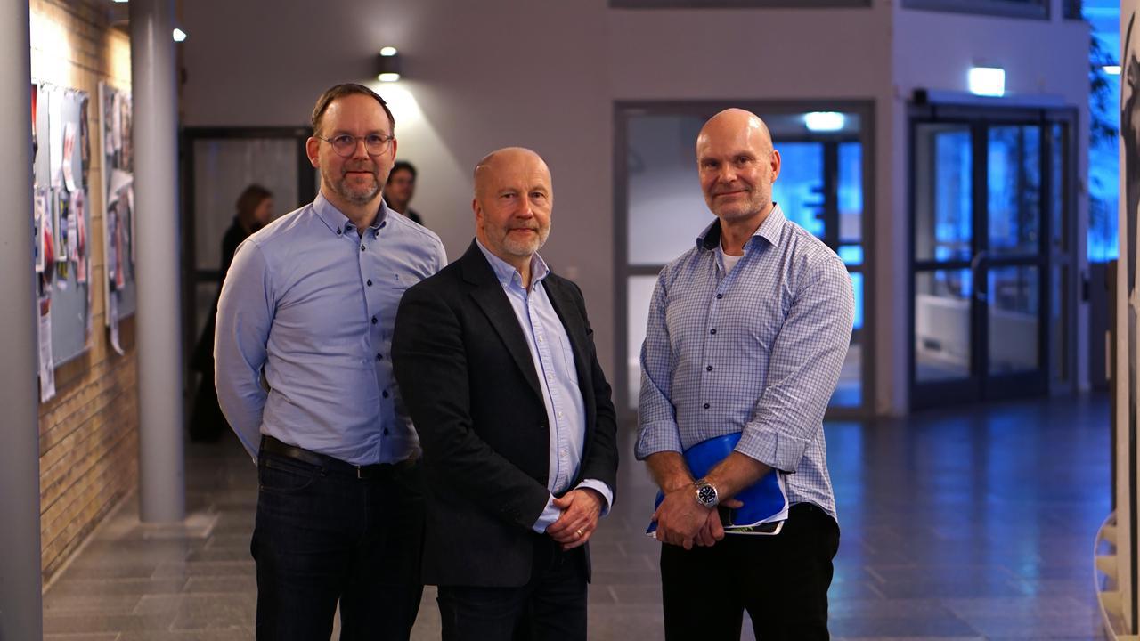 En grupp om tre m&auml;n som st&aring;r bredvid varandra.