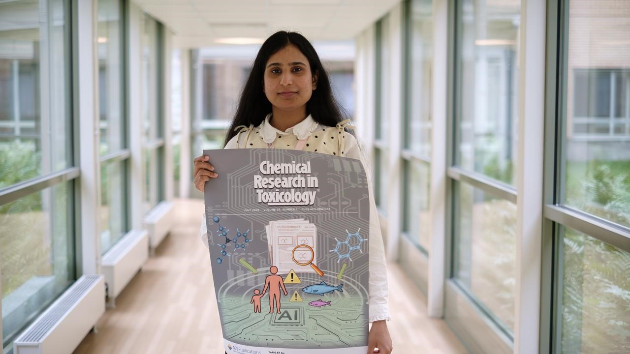 Farina h&aring;ller i en poster